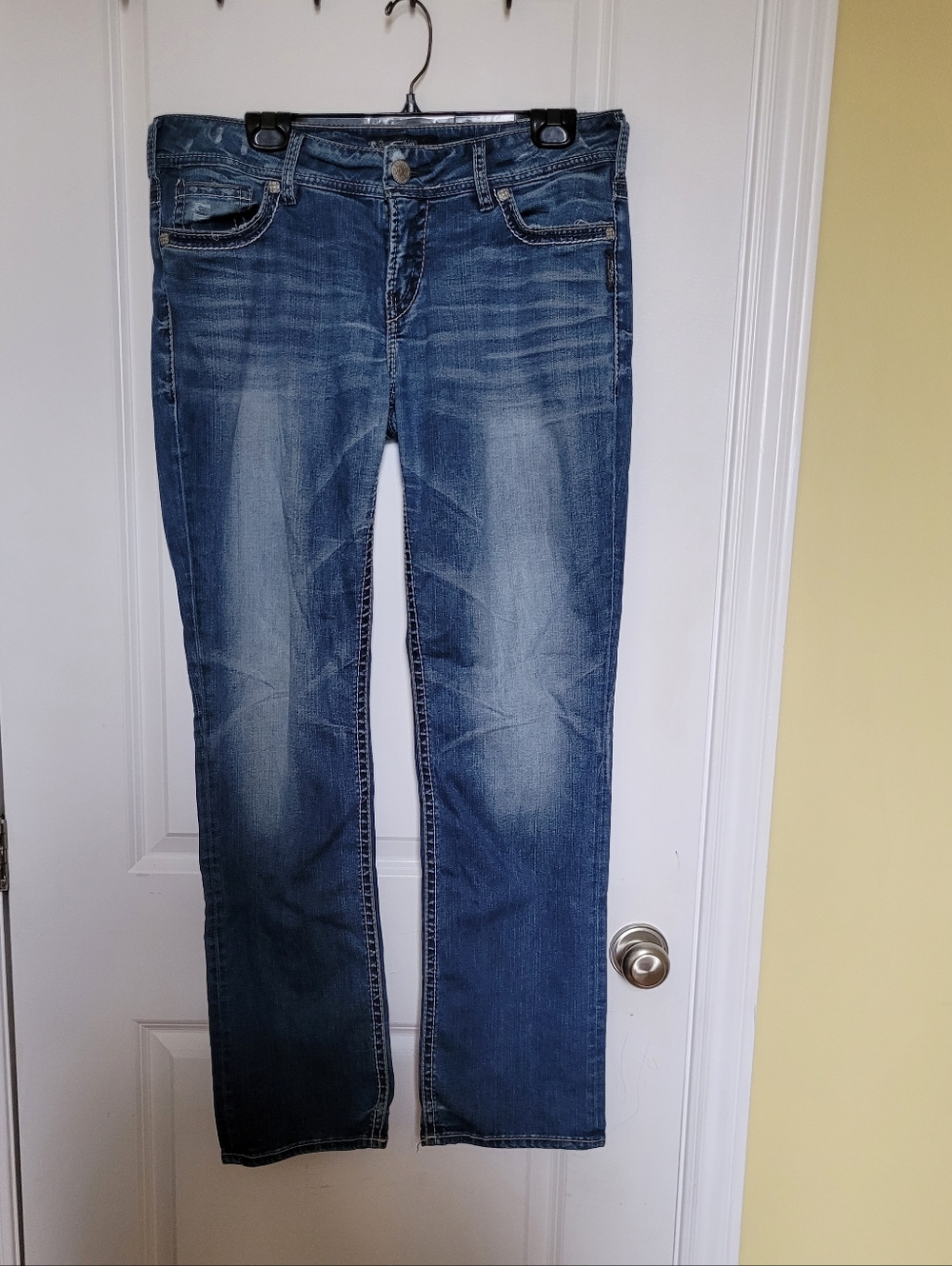Silver jeans Suki style Fluid denim distressed enbroidered back pockets mid rise